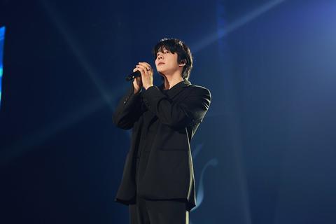 チェ・ジョンヒョプ、初来日ファンミ1周年をファンと祝う