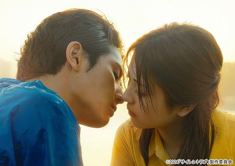山田涼介と浜辺美波が映画『サイレントラブ』でたどり着いた美し過ぎるキスシーン