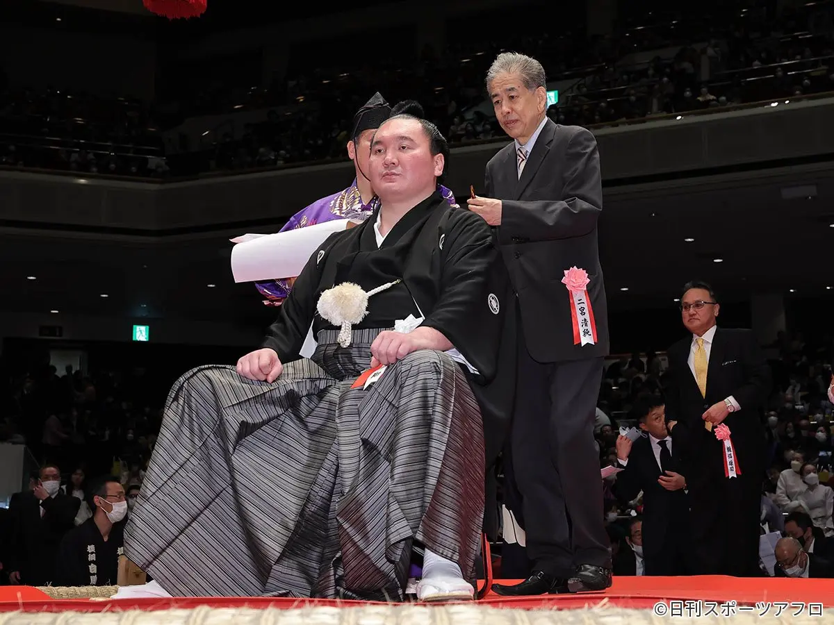 大横綱・白鵬「型を持て、でも型にはこだわるな」で有終の美飾る【二宮清純】