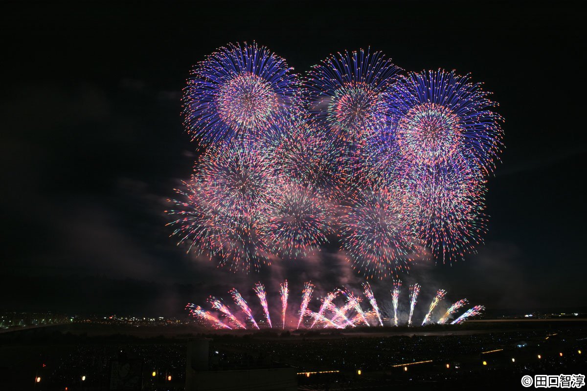 「長岡まつり大花火大会」など37大会、42万発の花火で今年を締めくくる！