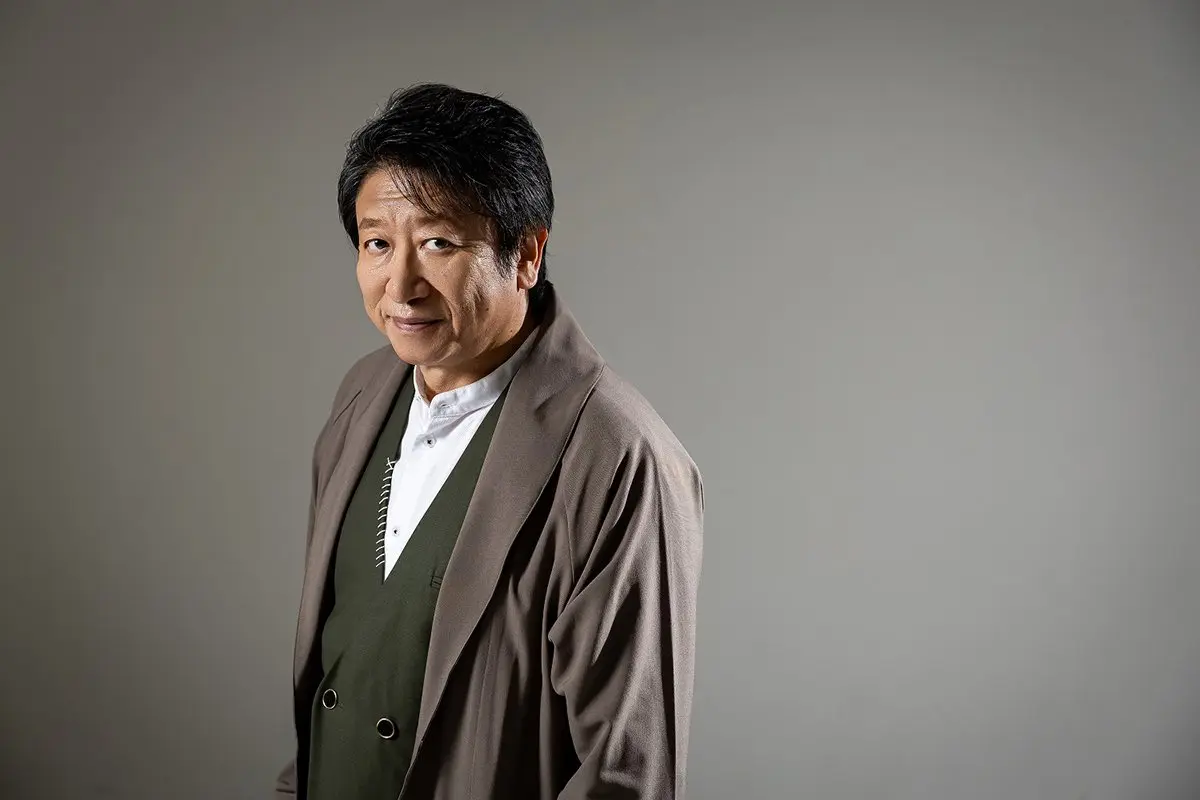 声優・井上和彦インタビュー#1「物や場所にこだわらず、心を遊ばせる『風まかせ』で歩んできた声優50年」