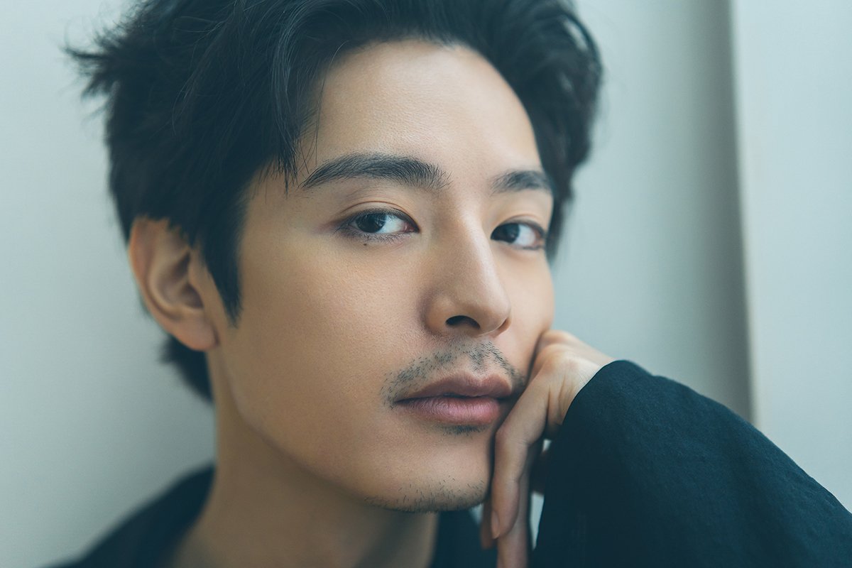 塩野瑛久が語る、これまでのキャリアと最新映画での挑戦「変わり続けることが僕のスタイル」