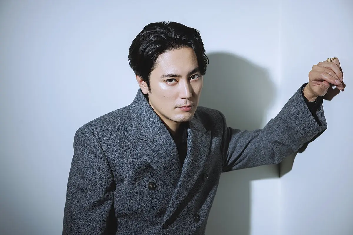 間宮祥太朗「小栗旬さんは現場にいるべくして居る人」 映画『バッド・ルーテナント：トウキョウ』で体感した三池組の熱量